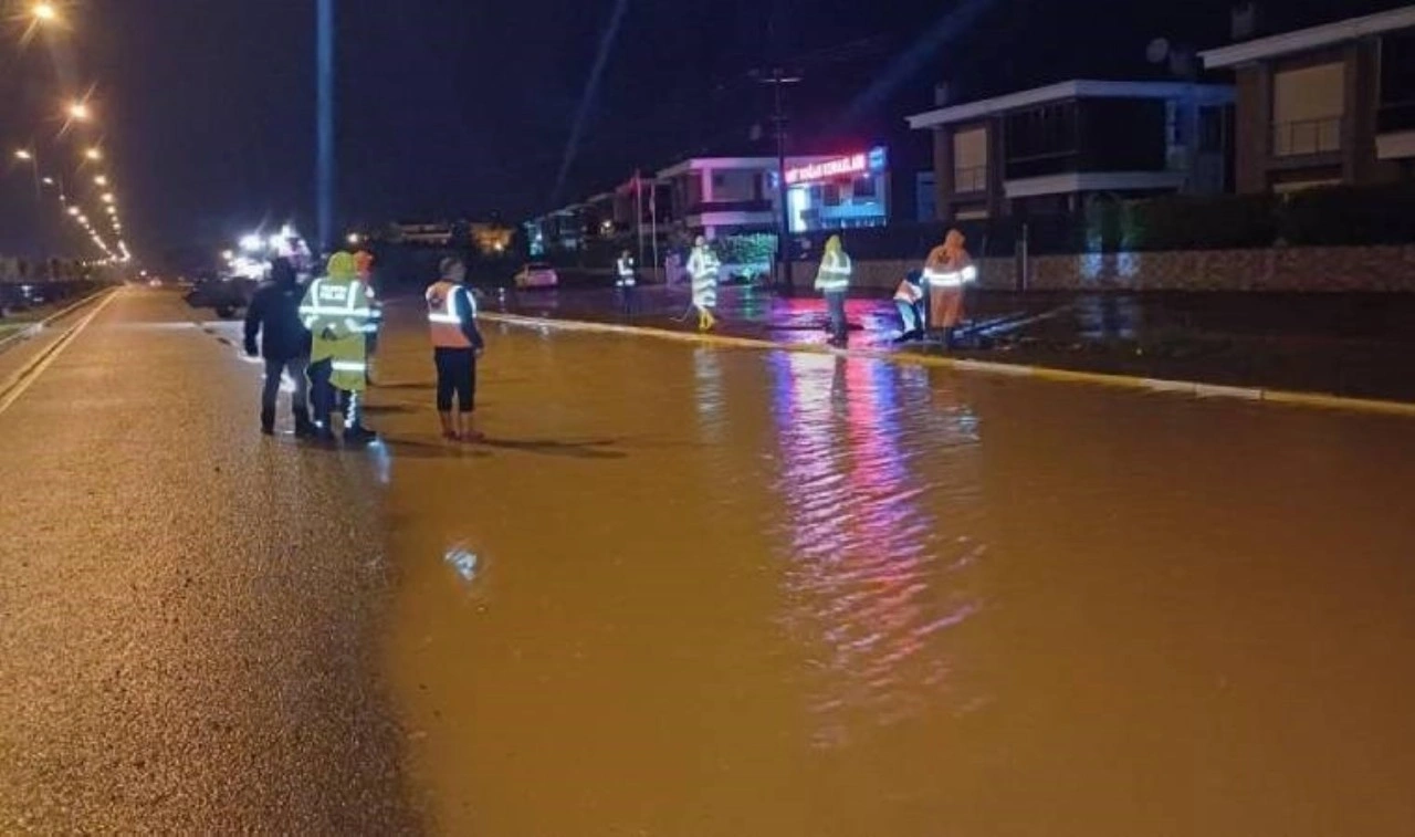 Su baskını nedeniyle trafiğe kapanan İzmir - Çanakkale Karayolu tekrar trafiğe açıldı