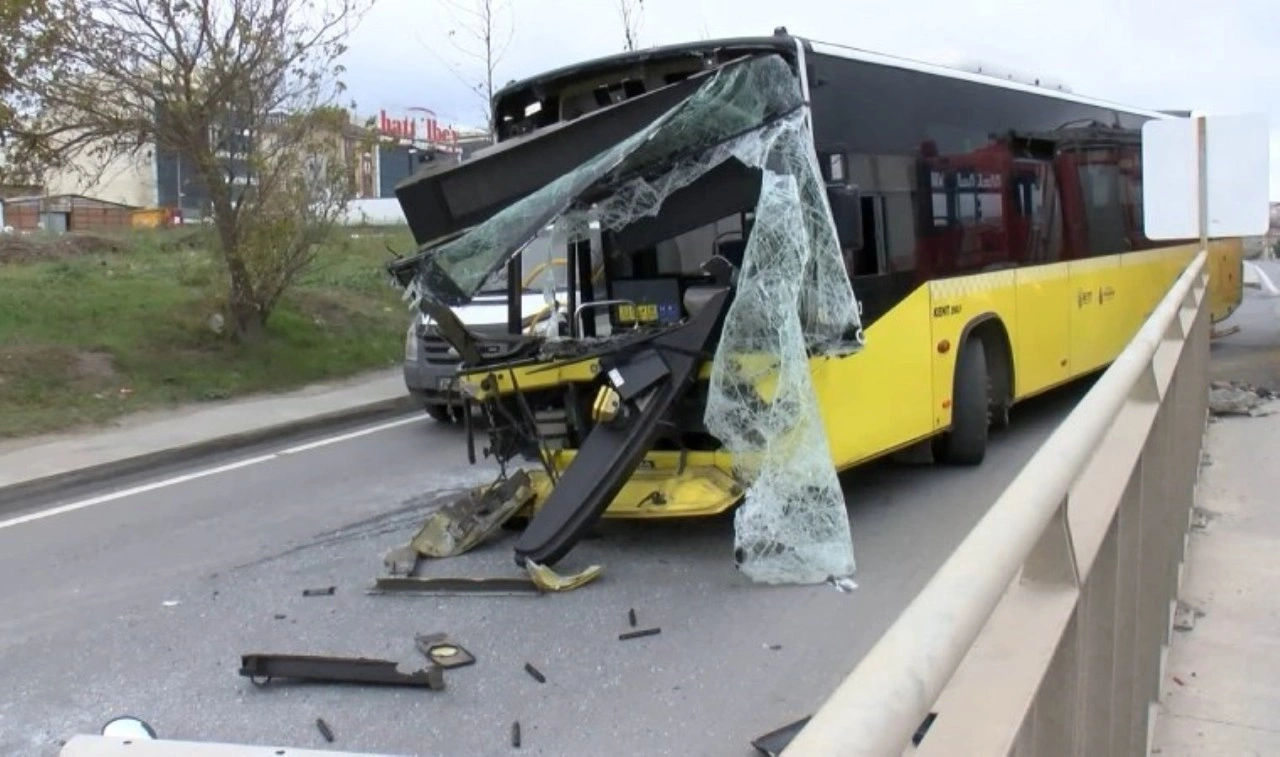 Sultangazi'de iki İETT otobüsü çarpıştı: 1'i çocuk 2 kişi yaralandı