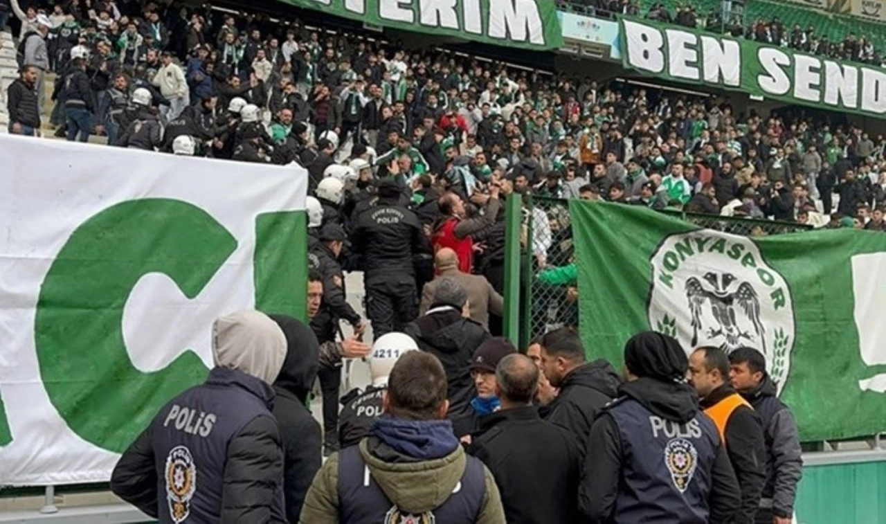 Süper Lig maçında ortalık karıştı: Polis müdahale etti!