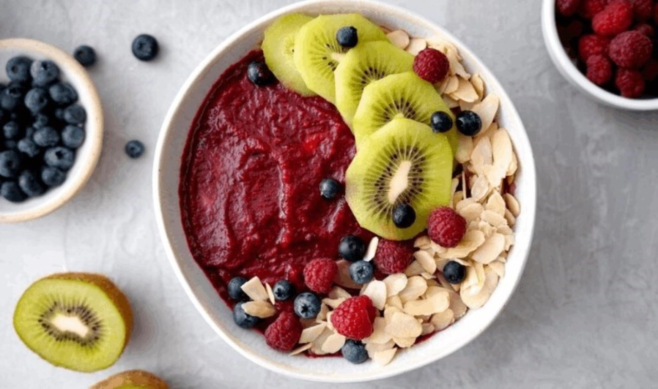 Tatlı krizlerinde kalorisiz bir seçenek... Açaí bowl tarifi!