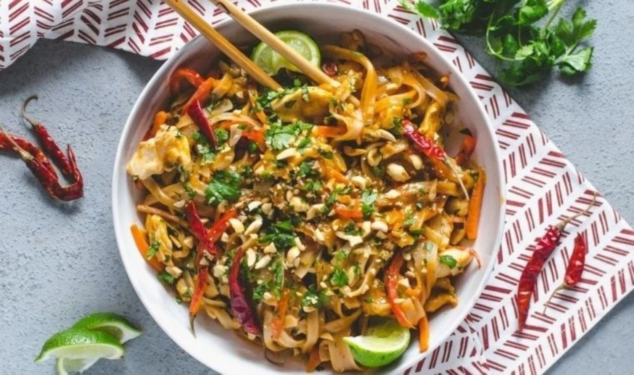 Tayland mutfağının en popüler yemeği: Pad Thai tarifi