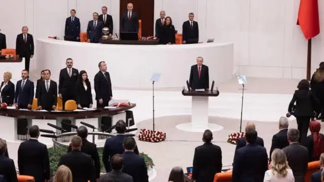 TBMM açılışında CHP lideri Özel, Erdoğan’ı ayakta karşıladı, Bahçeli DEM Parti ile el sıkıştı