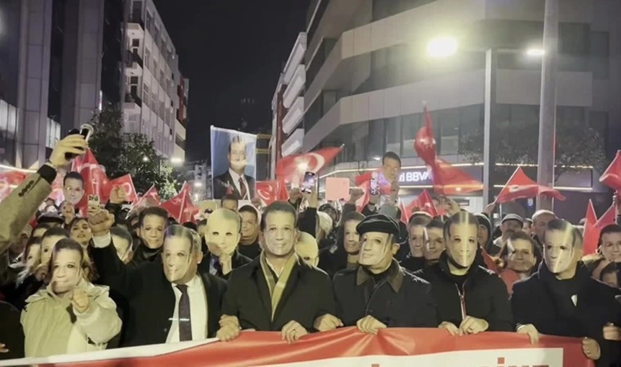 Trabzon’da Ekrem İmamoğlu maskesiyle destek yürüyüşü!