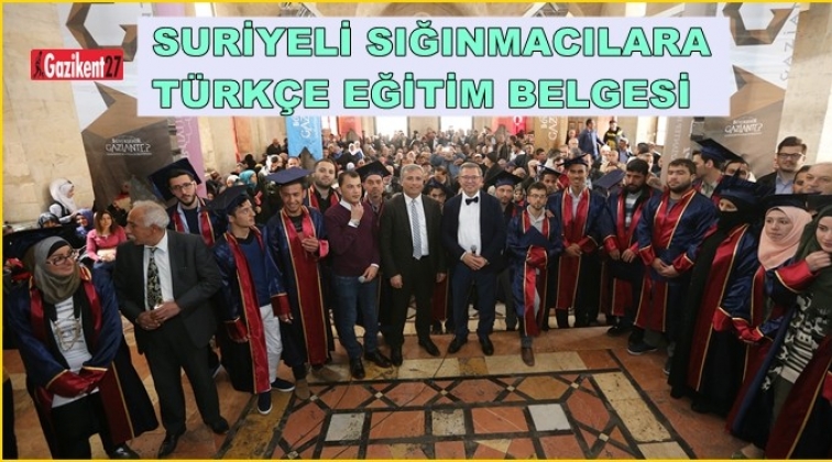 Türkçe eğitimi alan Suriyeli sığınmacılara katılım belgesi