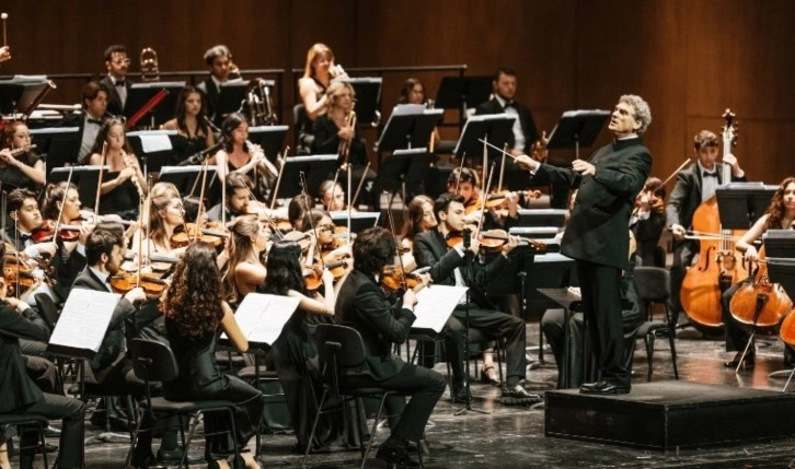 Türkiye Gençlik Filarmoni Orkestrasının muhteşem konserini AKM'de verdi; Turne devam edecek 