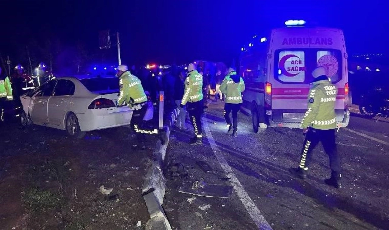 Uşak'ta feci kaza... İşçi servisi ile otomobil çarpıştı: Çok sayıda yaralı var!