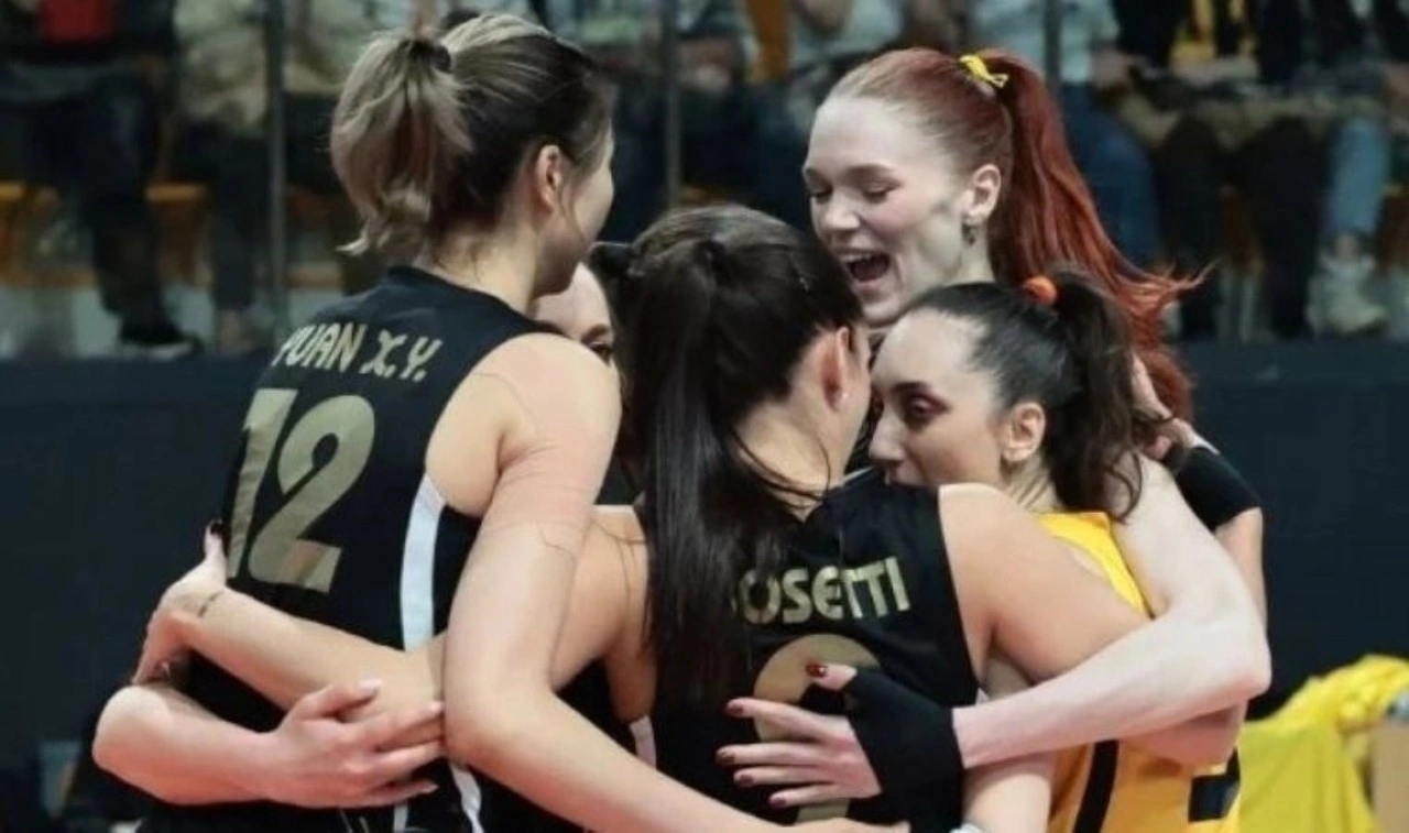 VakıfBank, Galatasaray Daikin'i devirdi ve yarı finale çıktı