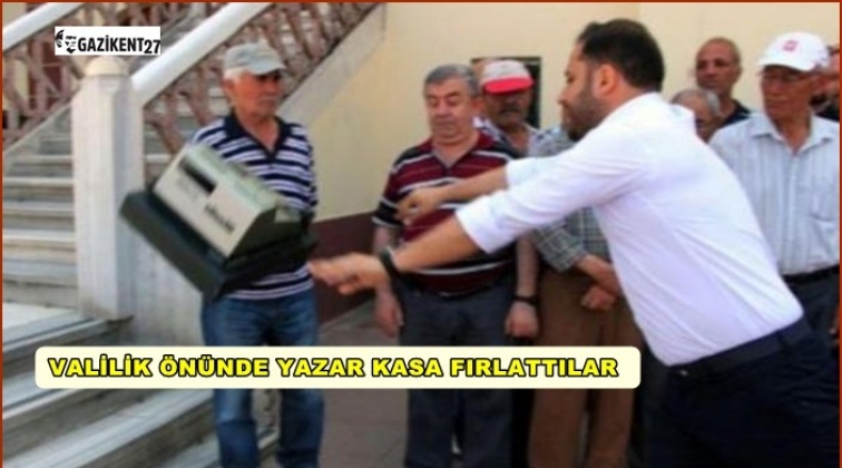 Valilik önünde yazar kasa fırlattılar...