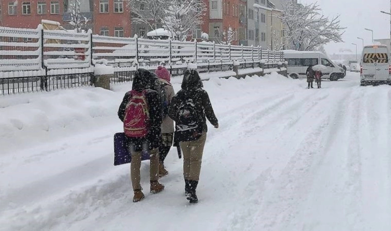 Valilikler peş peşe açıkladı: 35 ilde eğitime kar engeli