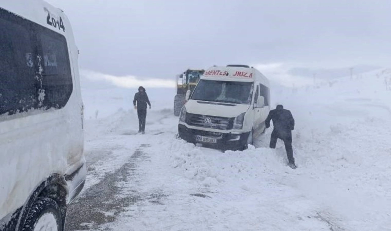 Van’da kar esareti... Öğrenciler tipide mahsur kaldılar!