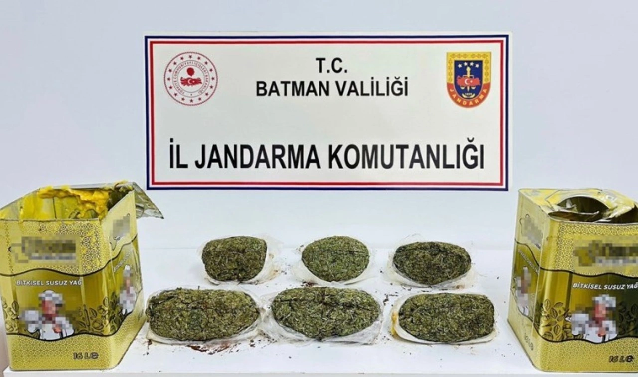 Yağ tenekeleri içinde 5 kilo 800 gram 'kubar esrar' ele geçirildi