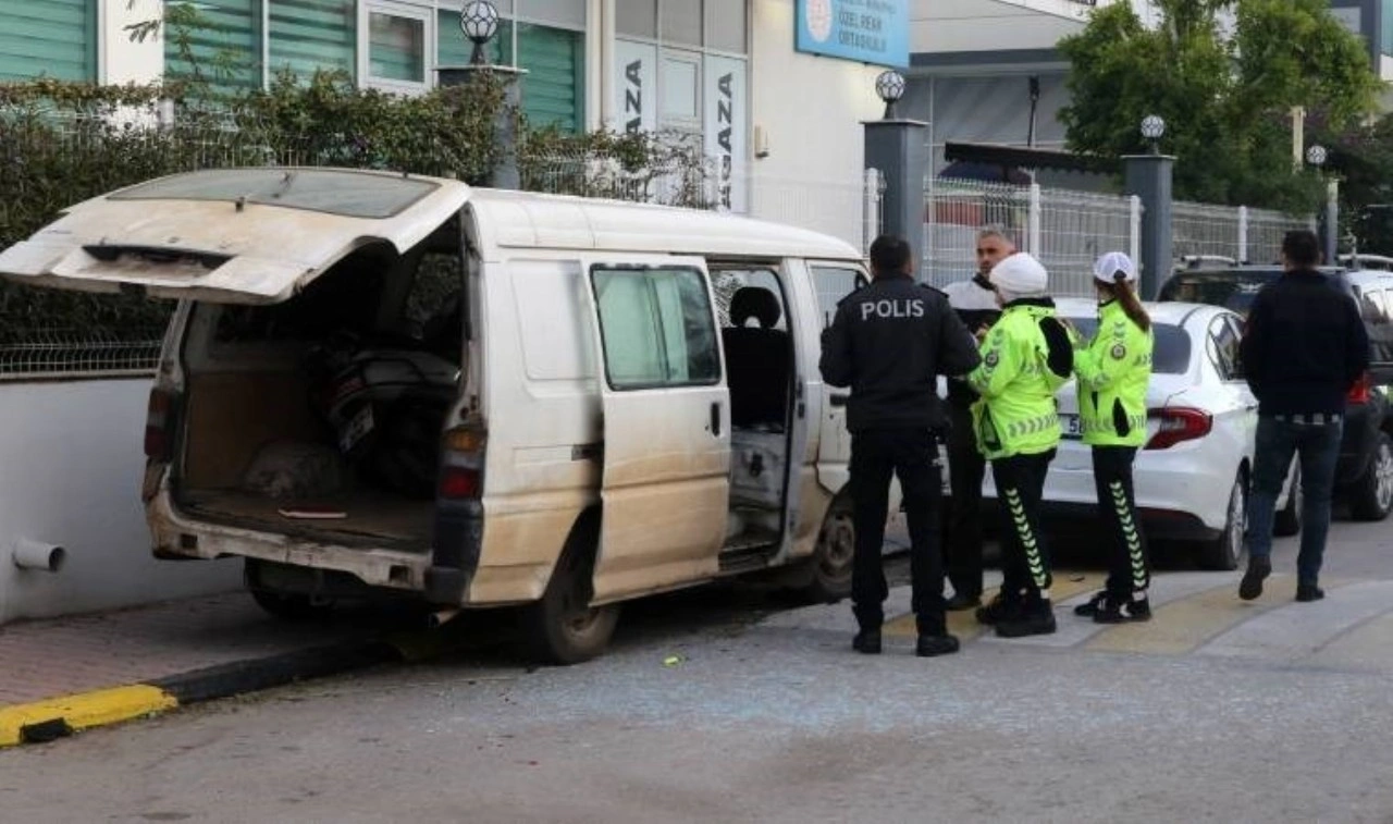 'Yarın kıyamet kopacak' dedi... Minibüsü gasbetti!