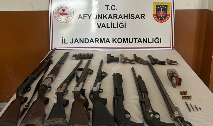 Afyon'da cephaneliğe yetecek kadar ruhsatsız silahla yakalandı!