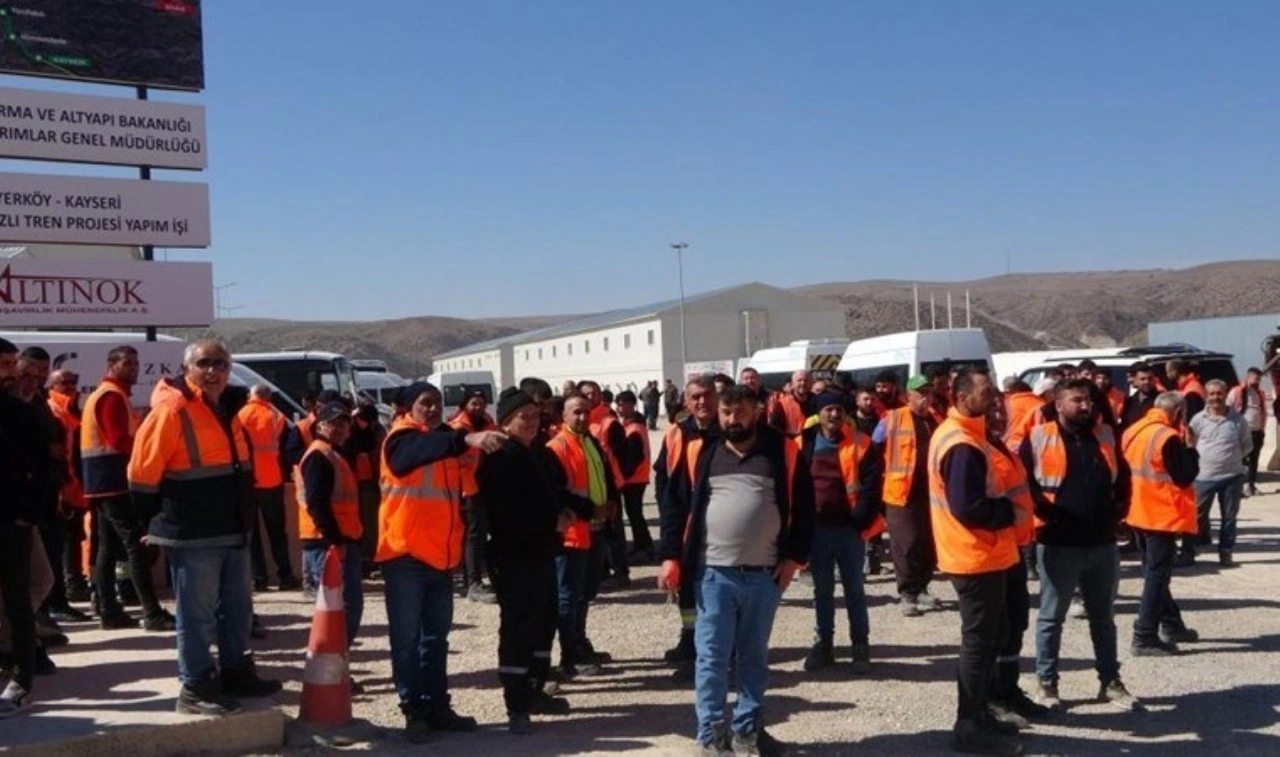 YHT şantiyesinde işçiler zam beklerken maaş eksik yattı: Grev diğer şantiyelere de sıçradı!