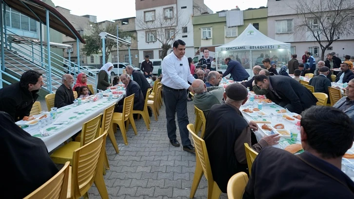 Yılmaz, iftarını vatandaşlarla birlikte iftar çadırında açtı 