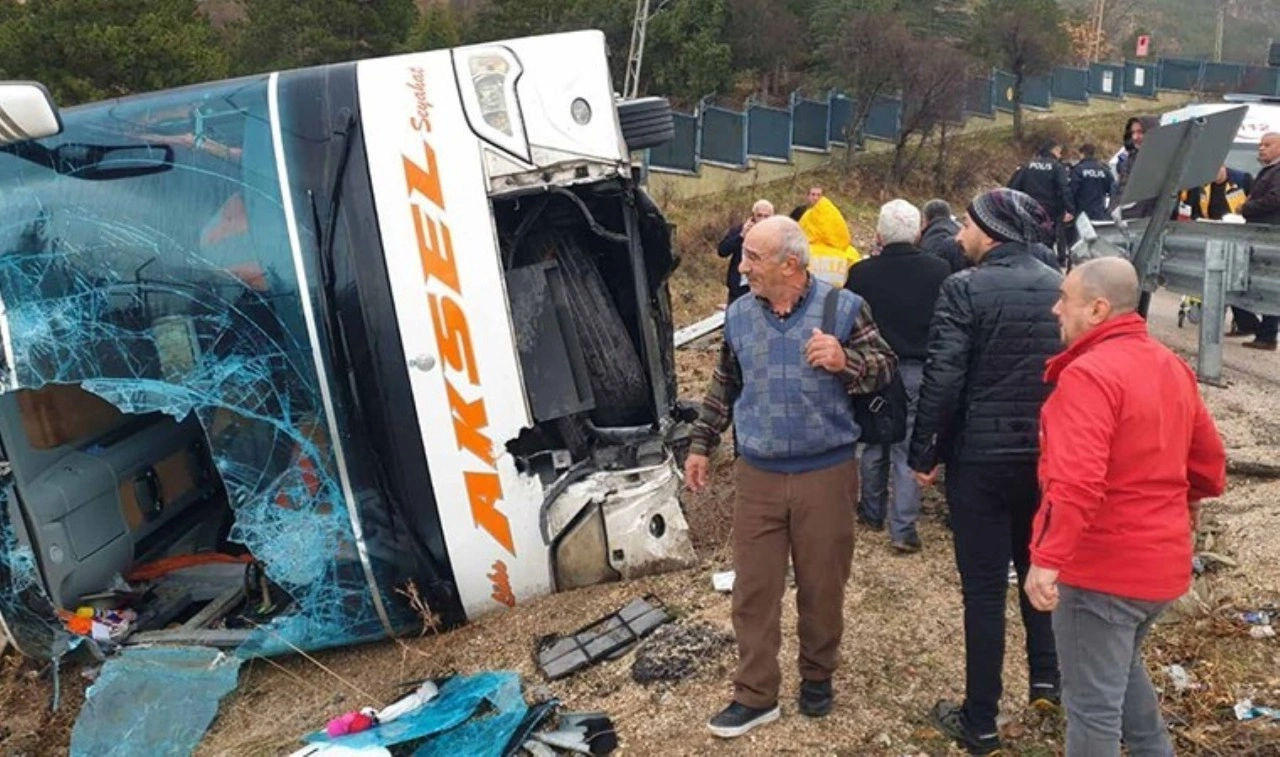 Yine yolcu otobüsü, yine kaza! Isparta'da yolcu otobüsü devrildi: Çok sayıda yaralı var...