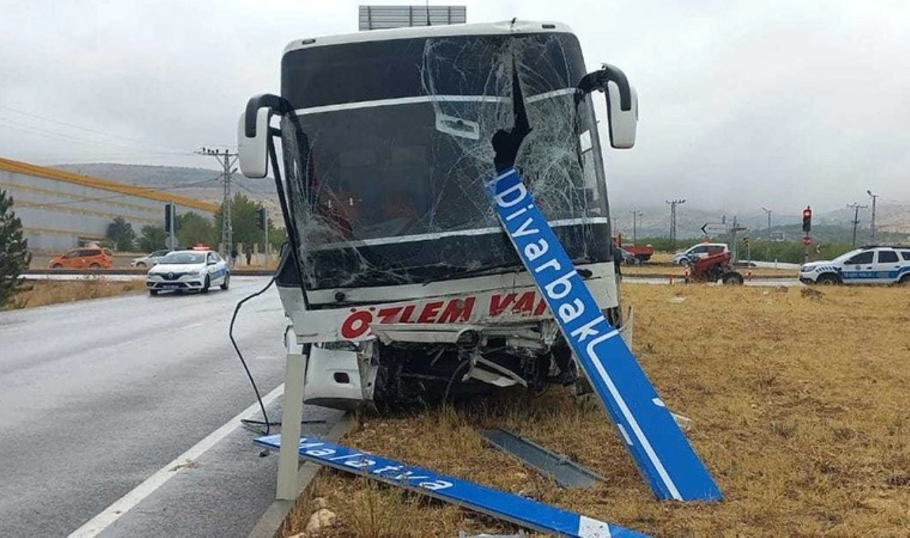 Yolcu otobüsüyle çarpışan traktör ikiye bölündü: 1 ölü, 1 yaralı