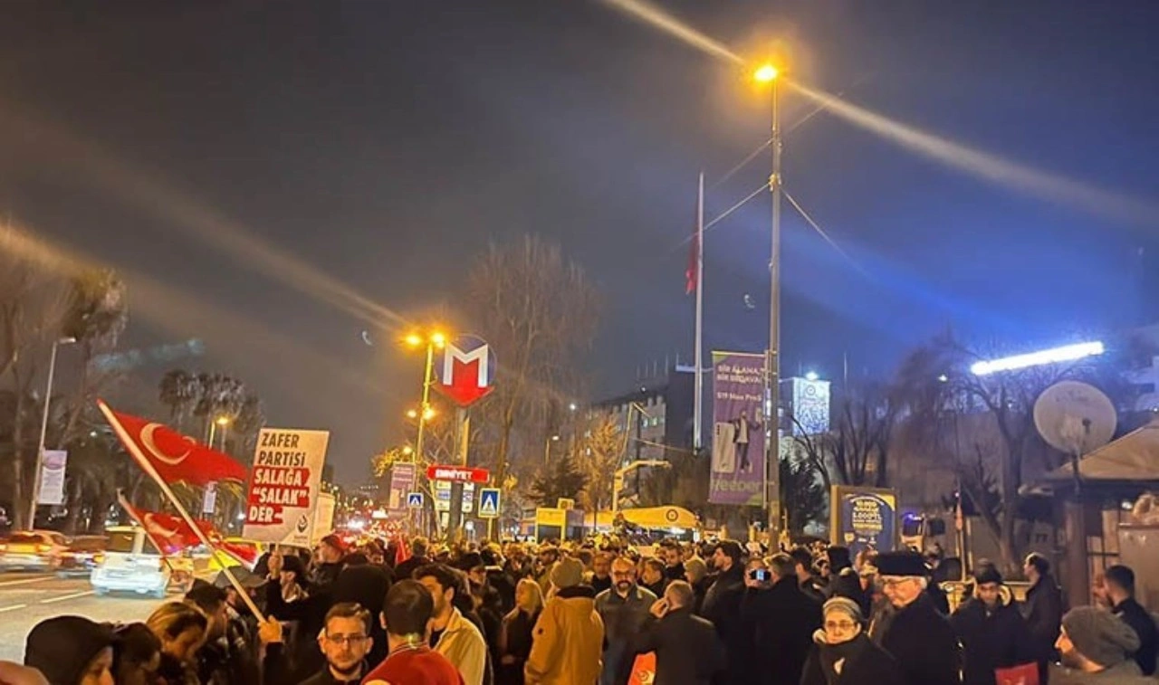 Zafer Partisi lideri Ümit Özdağ'a destek için 'Vatan Emniyet' önünde toplanıldı