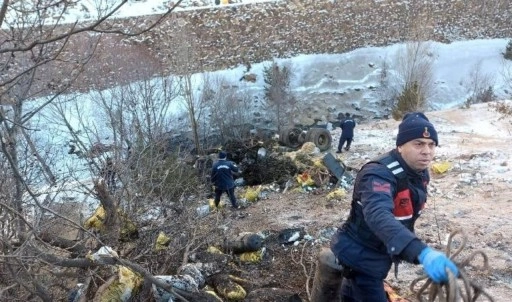 100 metrelik uçuruma yuvarlanan kamyonun şoförünün cesedine sabah ulaşıldı!