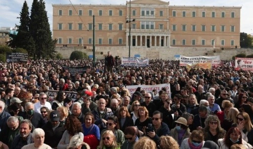 57 kişi hayatını kaybetmişti... Yunanistan’da 50 bin kişi 'tren kazası' için sokağa çıktı!