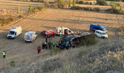 Afyonkarahisar'da yolcu otobüsü devrildi: 21 yaralı