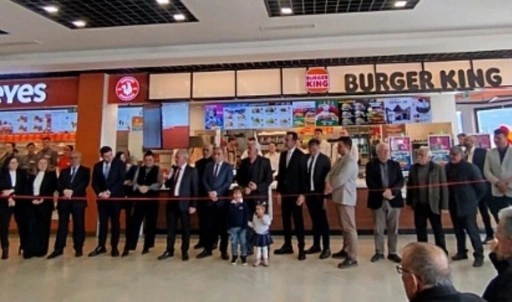 AKP'liler boykot edilsin denilen Burger King açılışında eğlendi