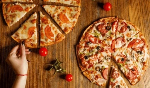 Akşam yemeklerinde kurtarıcı olmaya aday... 20 dakikada hazır olan mayasız pizza tarifi!