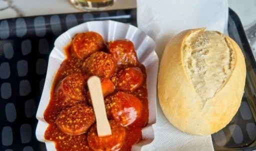 Alman mutfağının sokak lezzeti: Currywurst tarifi