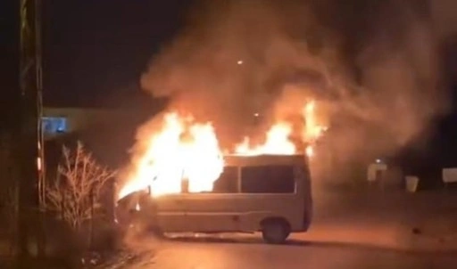 Amasya’da korkutan yangın: Seyir halindeki minibüs alev aldı!