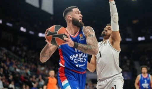 Anadolu Efes kendi evinde Paris Basket engeline takıldı!