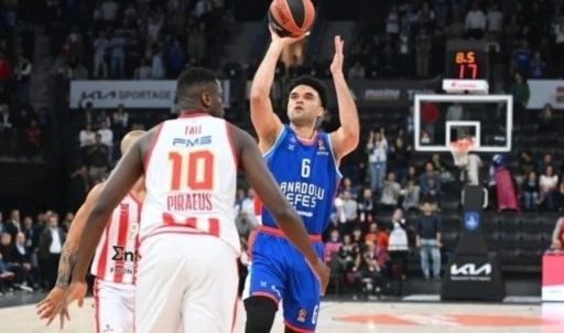 Anadolu Efes'ten muhteşem geri dönüş! Olympiakos evine eli boş dönüyor