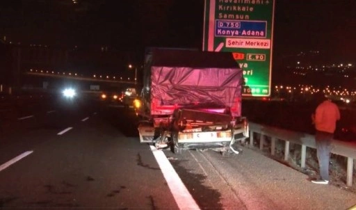 Ankara'da emniyet şeridindeki TIR'a çarptı: Hayatını kaybetti!