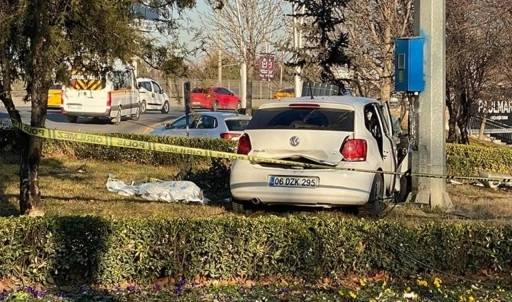 Ankara'da, sürücü aydınlatma direğine çarptı, kurtarılamadı!