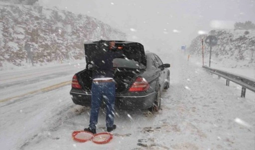 Antalya’da kar yağışı etkili oluyor