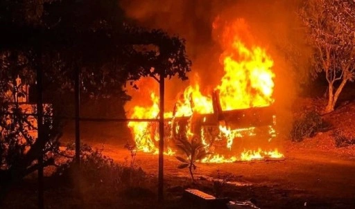 Antalya'da korku dolu anlar... Seyir halindeki araç alev alev yandı