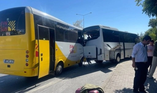 Antalya'da tur midibüsleri çarpıştı: 12 yaralı