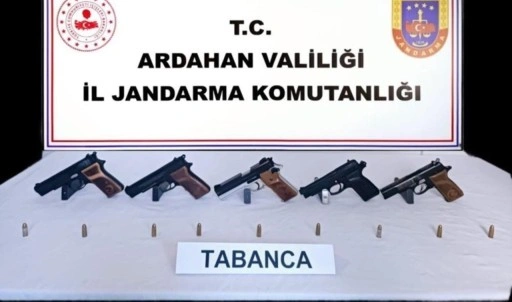 Ardahan’da otomobilde 5 adet ruhsatsız tabanca ele geçirildi