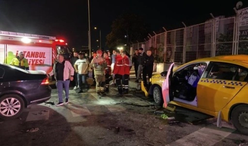 Başakşehir’de feci kaza... Kırmızı ışık ihlali yapan taksi otomobille çarpıştı: 10 yaralı