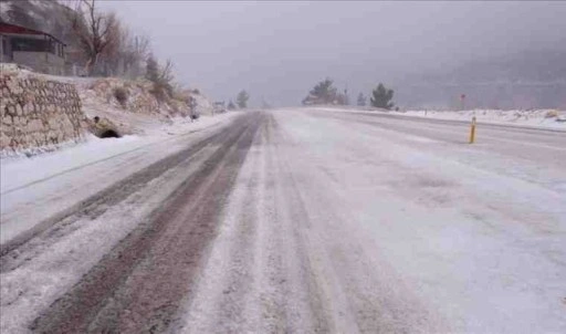 Bayburt'ta tipi ve buzlanma: Ulaşımda aksamalar yaşandı