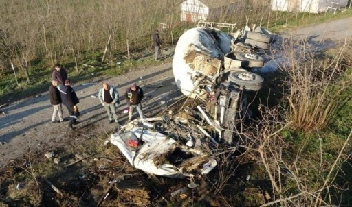 Beton mikseri kağıt gibi ezildi! Sürücü yaralandı