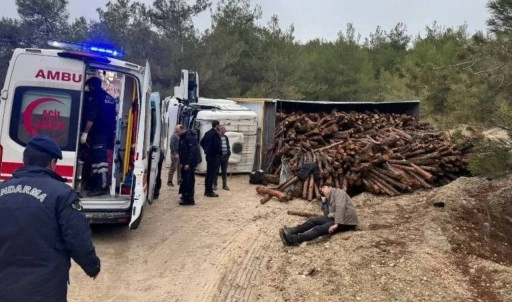 Bilecik'te odun yüklü kamyon devrildi: Yaralılar var!