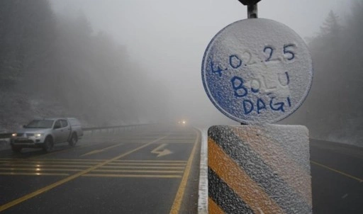 Bolu Dağı’nda kar ve sis etkili oluyor: Görüş mesafesi 35 metreye düştü