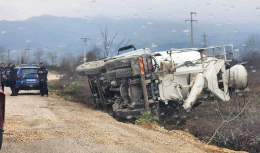 Bursa'da beton mikser devrildi: 1 kişi yaralandı!