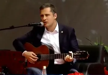 Deniz Yücel, İmamoğlu için gitar çalıp şarkı söyledi