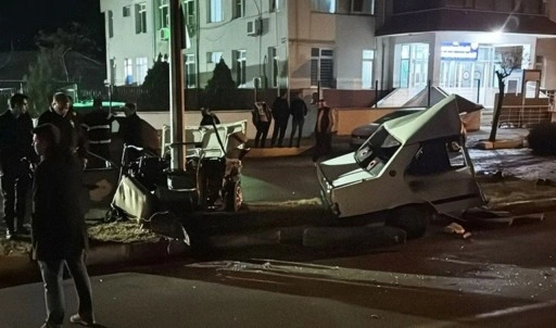 Edirne'de faciadan dönüldü... Aydınlatma direğine çarpan araç ikiye bölündü: 2 kişi ağır yaralı