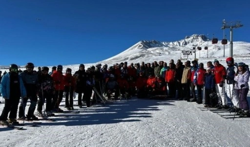 Erciyes'te yeni sezon başladı: Kayakseverler pistlerde