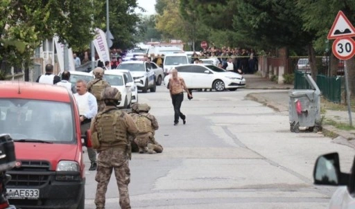 Eski polis, kadını defalarca boğazından bıçakladı!