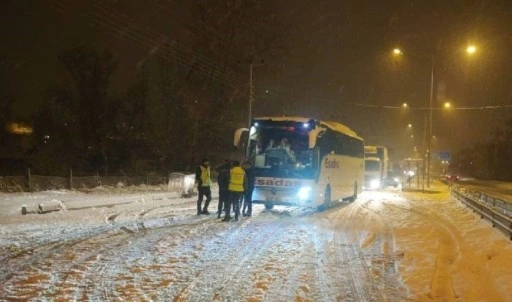 Erzurum’da kar yağışı: Çok sayıda araç yolda kaldı!