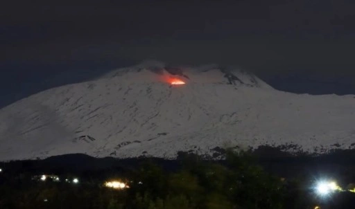 Etna Yanardağı'nda hareketlilik: Lav akışı meydana geldi