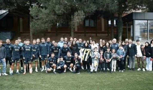 Fenerbahçe, burs verdiği çocukları ağırladı!